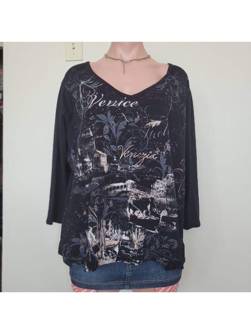 Black V-Neck 90s Minimalist Oversized 3/4 Sleeve Tee (One Size)